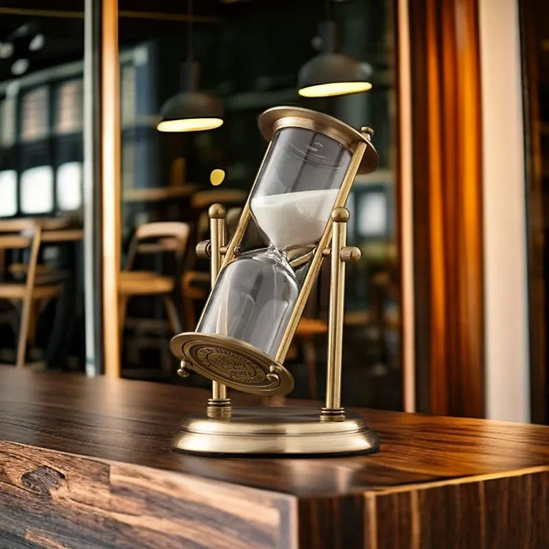 Crown of Time – Rotierende Sanduhr aus Messing