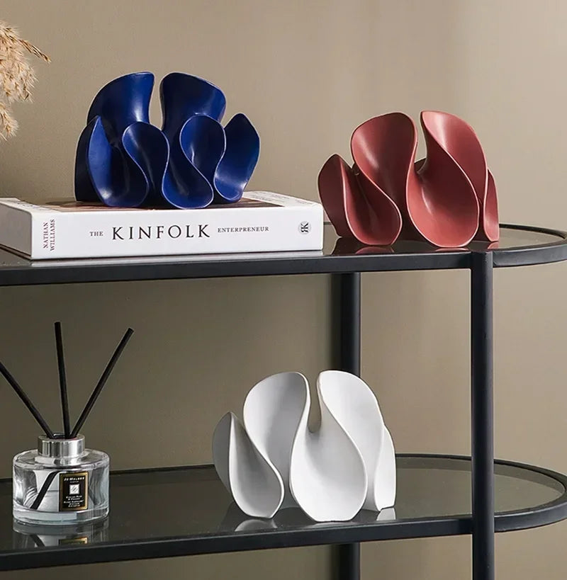 Petal Form – Abstrakte Skulptur aus Resin