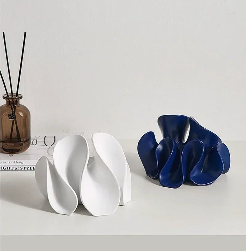 Petal Form – Abstrakte Skulptur aus Resin