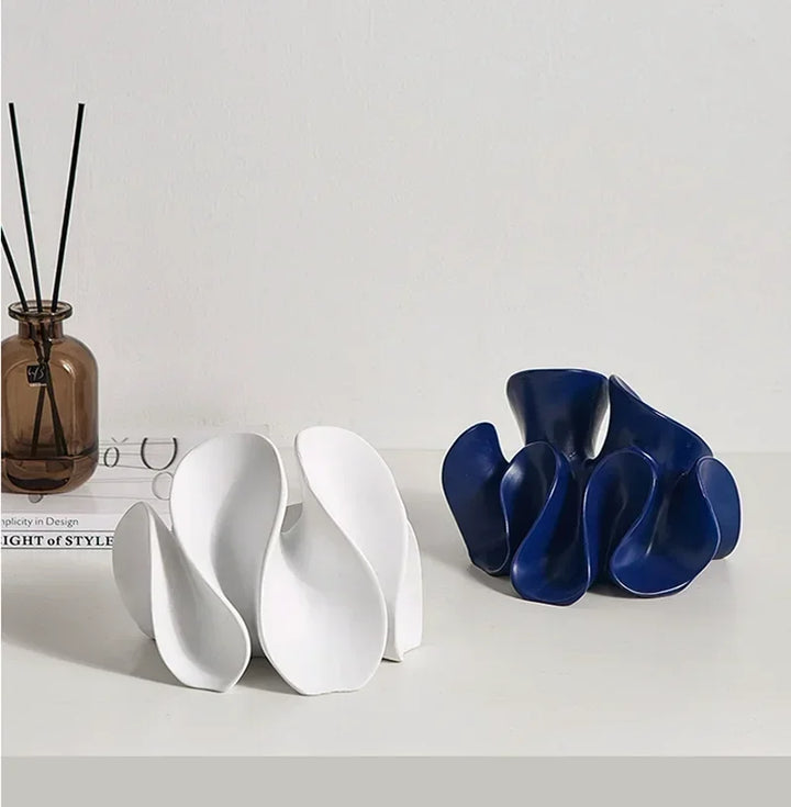 Petal Form – Abstrakte Skulptur aus Resin