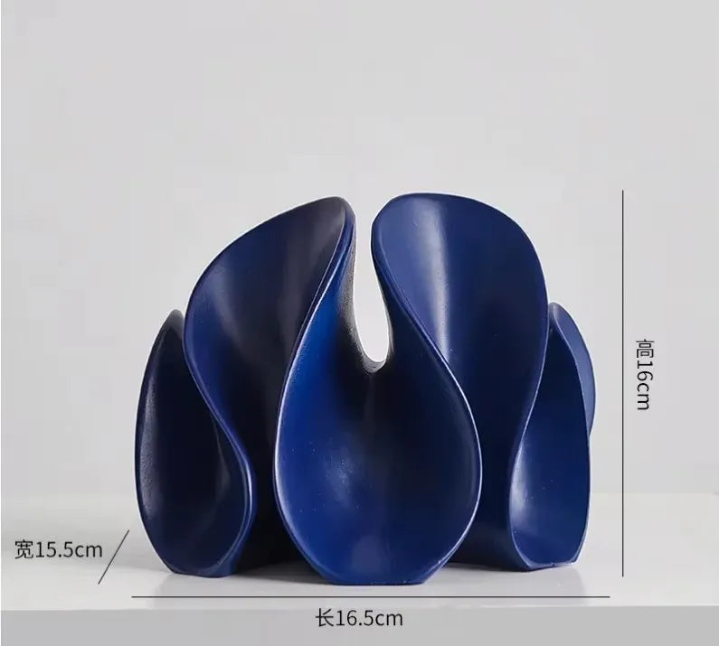 Petal Form – Abstrakte Skulptur aus Resin