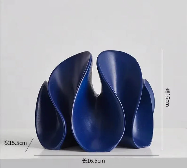 Petal Form – Abstrakte Skulptur aus Resin