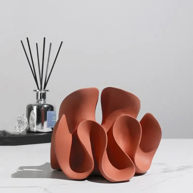 Petal Form – Abstrakte Skulptur aus Resin