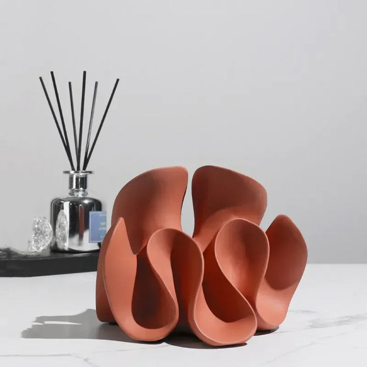 Petal Form – Abstrakte Skulptur aus Resin