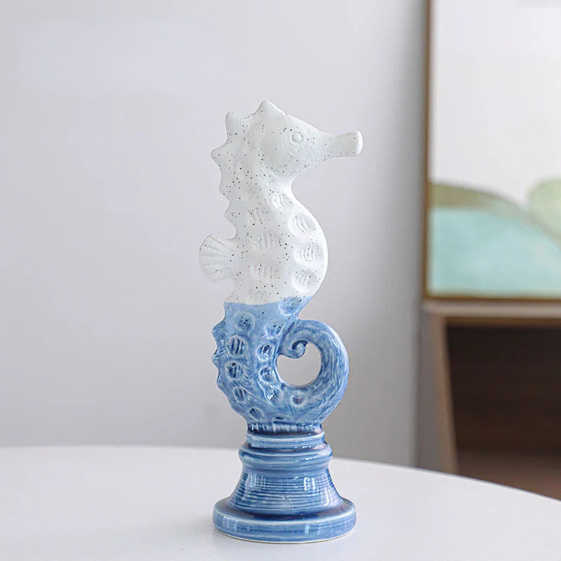Azure Knight – Skulpturales Seepferdchen aus Resin