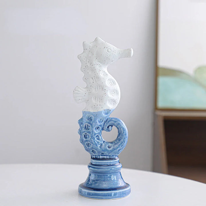 Azure Knight – Skulpturales Seepferdchen aus Resin