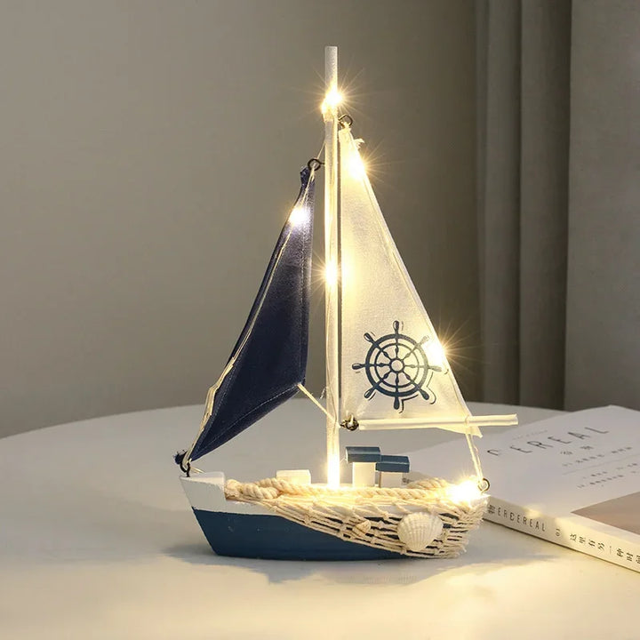 Coastal Glow – Dekoratives Holzboot mit LED-Licht