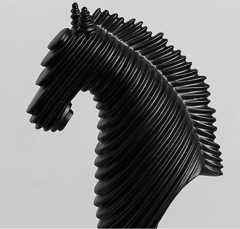 Striata – Skulpturales Pferdeobjekt aus Resin ✨