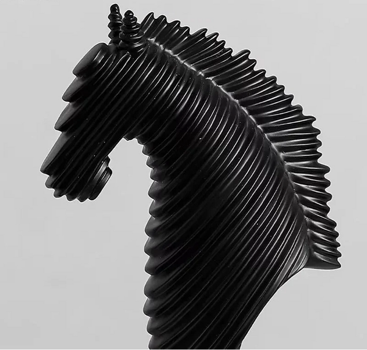 Striata – Skulpturales Pferdeobjekt aus Resin ✨