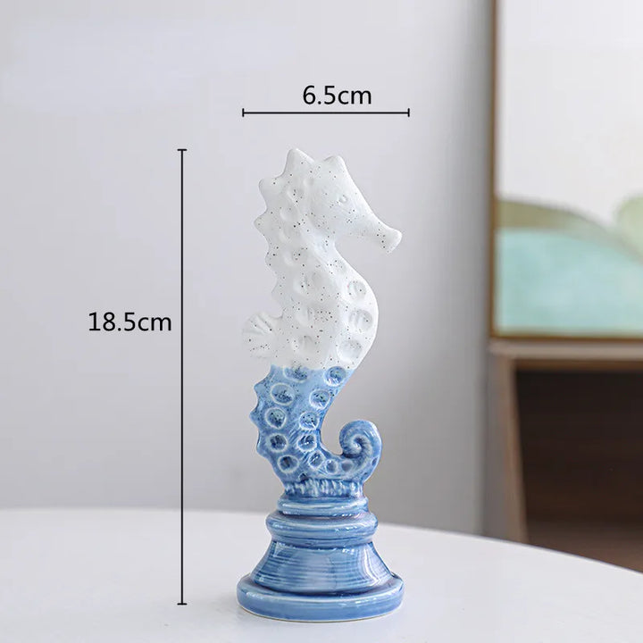 Azure Knight – Skulpturales Seepferdchen aus Resin