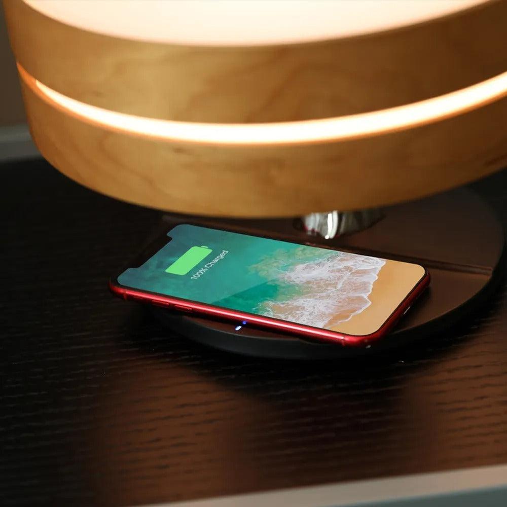 Circle of Life – Design-Tischleuchte mit Bluetooth &amp; Qi-Ladefunktion