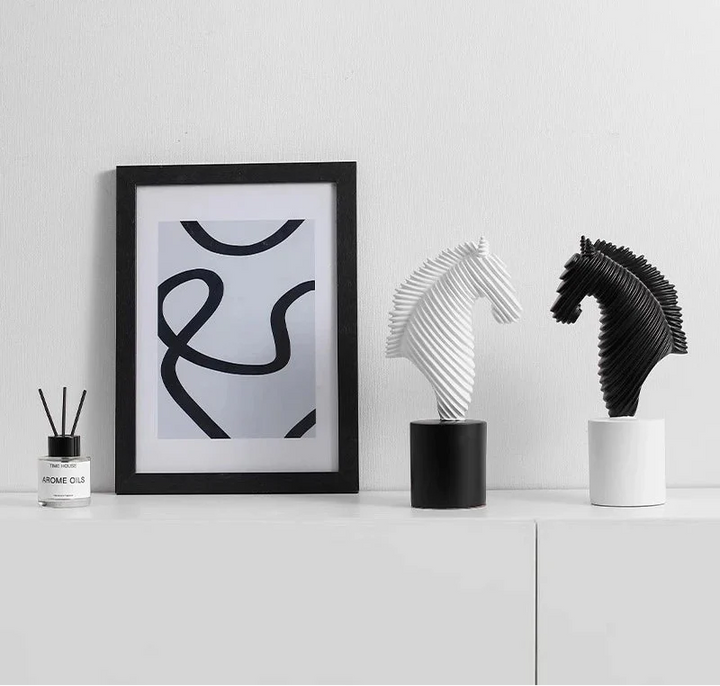 Striata – Scultura a forma di cavallo in resina ✨
