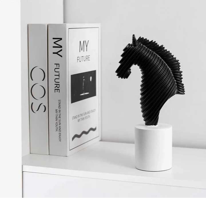 Striata – Scultura a forma di cavallo in resina ✨