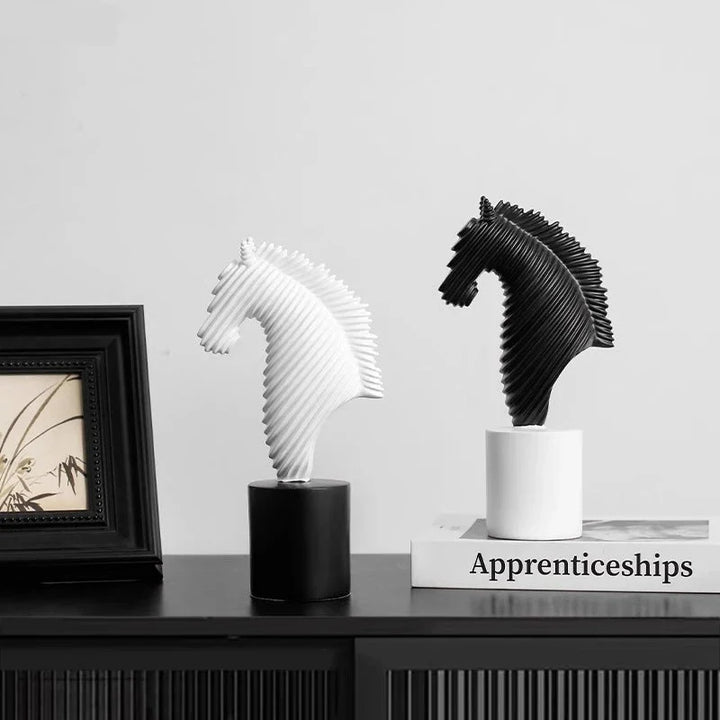 Striata – Scultura a forma di cavallo in resina ✨