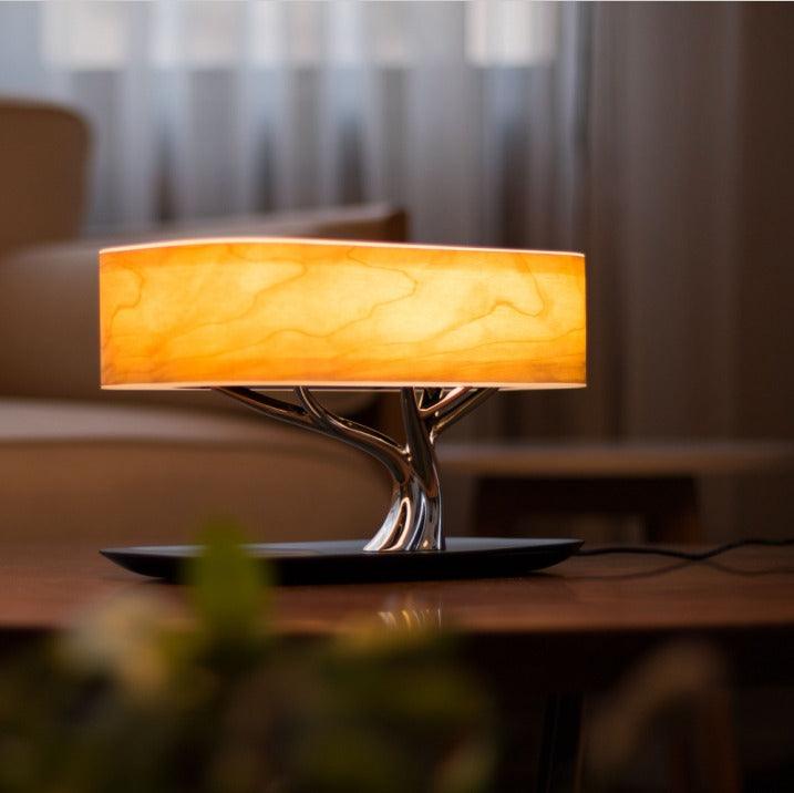 Tree of Life – Skulpturale Tischleuchte mit Bluetooth &amp; Qi-Ladefunktion